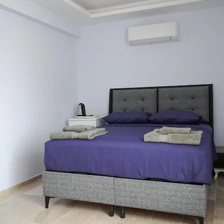 לינה וארוחת בוקר Mert Homes